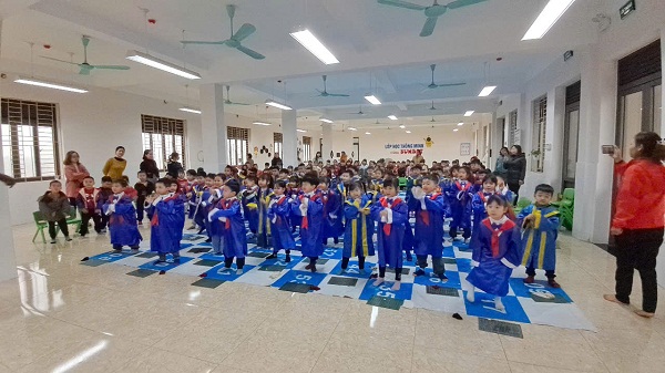 Trẻ khởi động trước khi tham gia cuộc thi