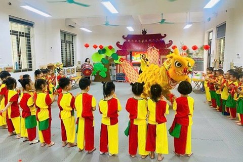 Hoạt động trò chơi dân gian Lộn cầu vồng