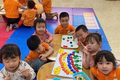 Giáo án Làm tranh cầu vồng từ những nguyên vật liệu khác nhau 3-4 tuổi