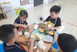 Hoạt động  trải nghiệm Vắt nước cam lớp 4TB3