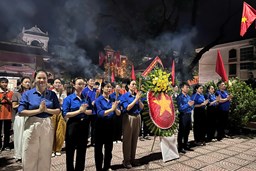 ĐOÀN THANH NIÊN TRƯỜNG MẦM NON HỢP THANH THẮP NẾN TRI ÂN CÁC ANH HÙNG LIỆT SĨ