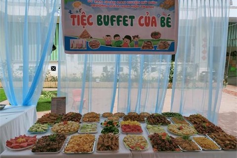 Tiệc buffet cho các bé mầm non tại trường